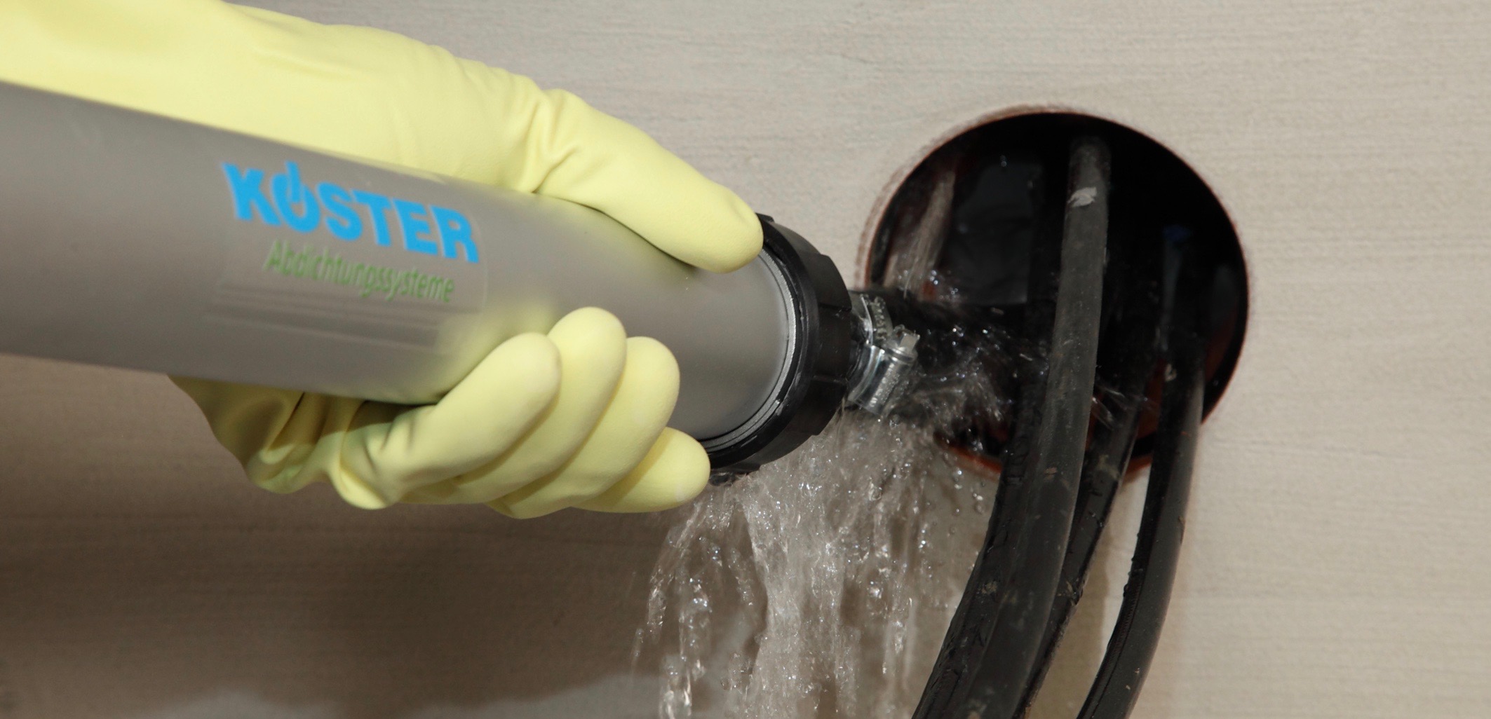 Pâte d’Étanchéité câbles et conduits 1.jpg Abdichtung Rohrdurchführungen